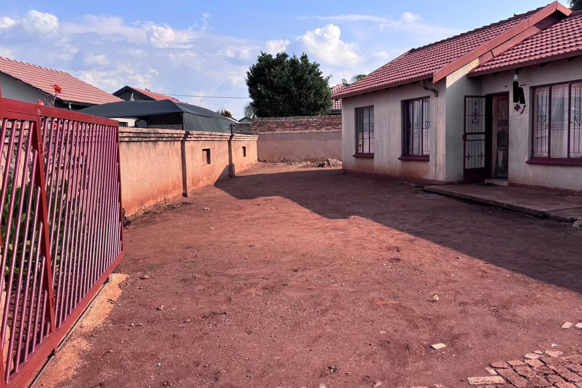 SPACIOUS 3 BEDROOM HOME - Photo 3