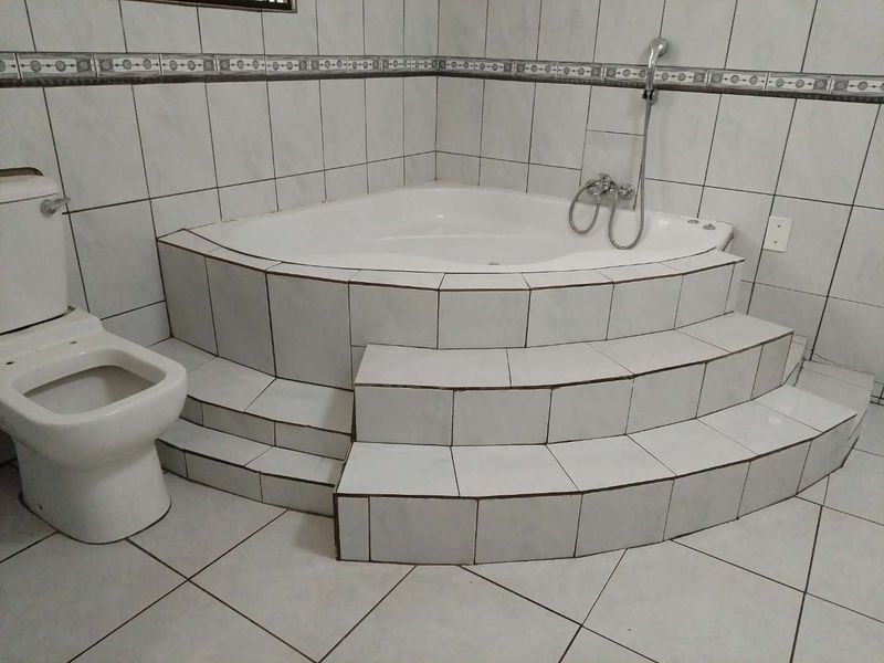 A BACHELOR UNIT FOR RENTAL - Photo 3