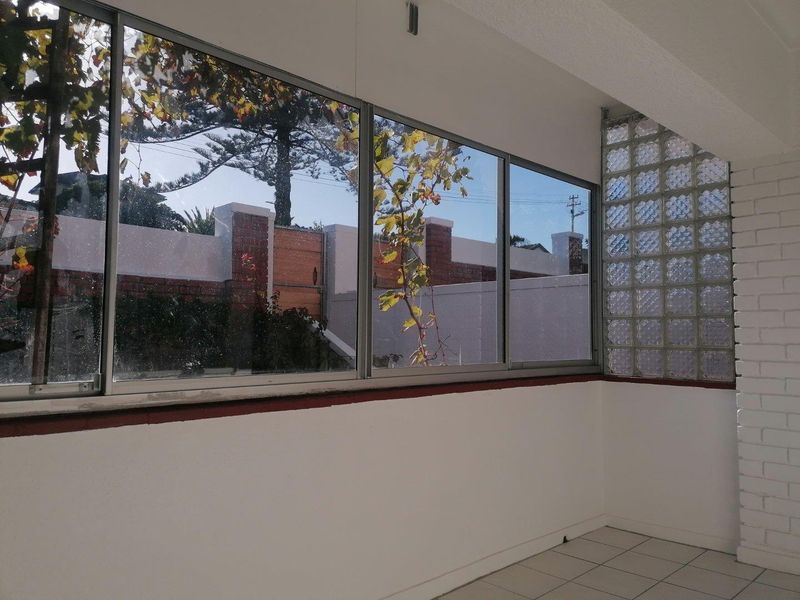 SUNNY GROUND FLOOR APARTMENT - Photo 9