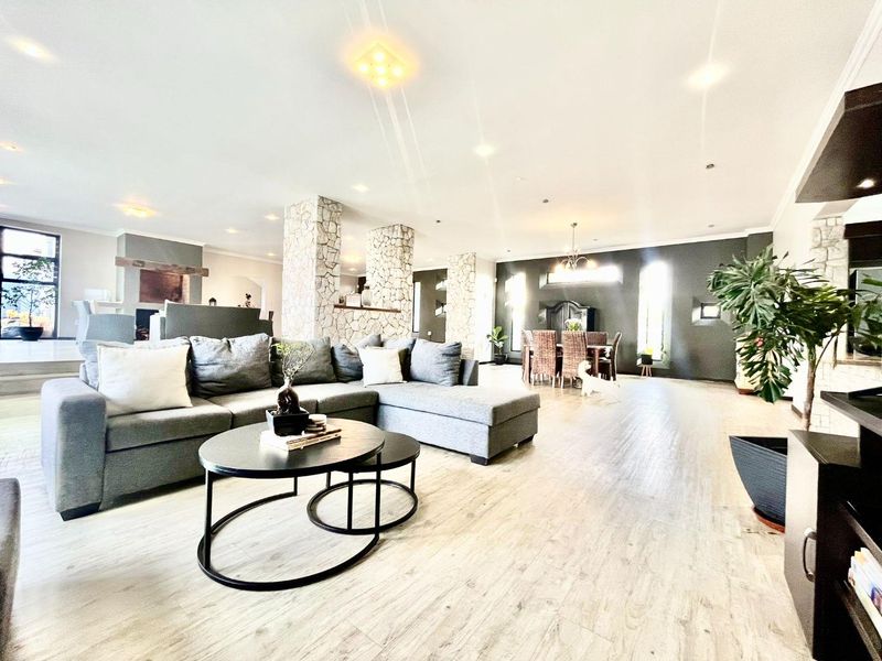 Spacious 5 Bedroom Family Home with Exceptional Entertainment Areas - Photo 8
