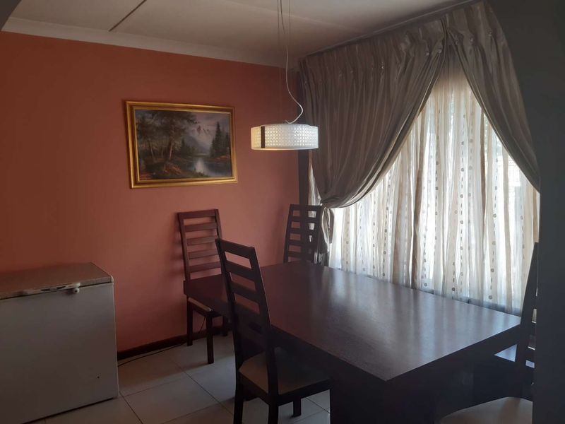 NEAT AND SPACIOUS HOME, ON A MASSIVE YARD WITH AN OUTSIDE ROOM WITH BATHROOM  N BRAAI AREA - Photo 3