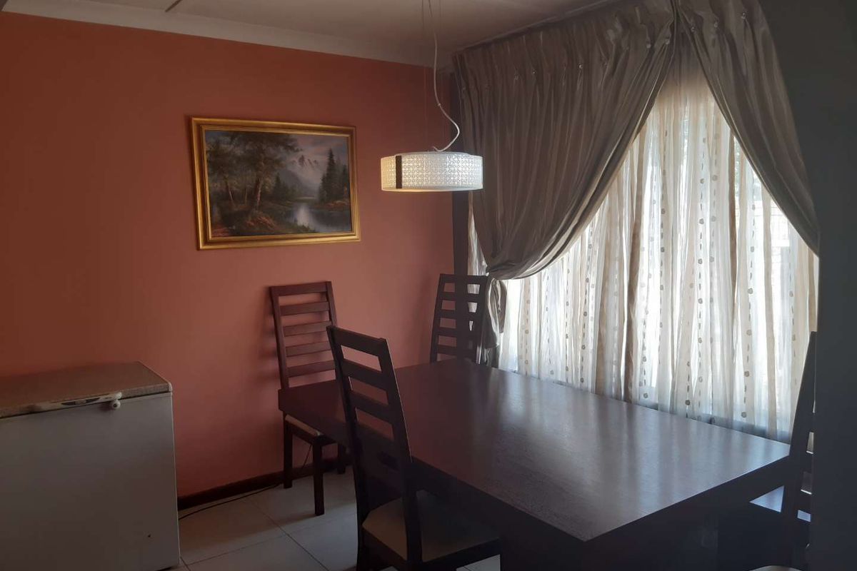 NEAT AND SPACIOUS HOME, ON A MASSIVE YARD WITH AN OUTSIDE ROOM WITH BATHROOM  N BRAAI AREA - Photo 3
