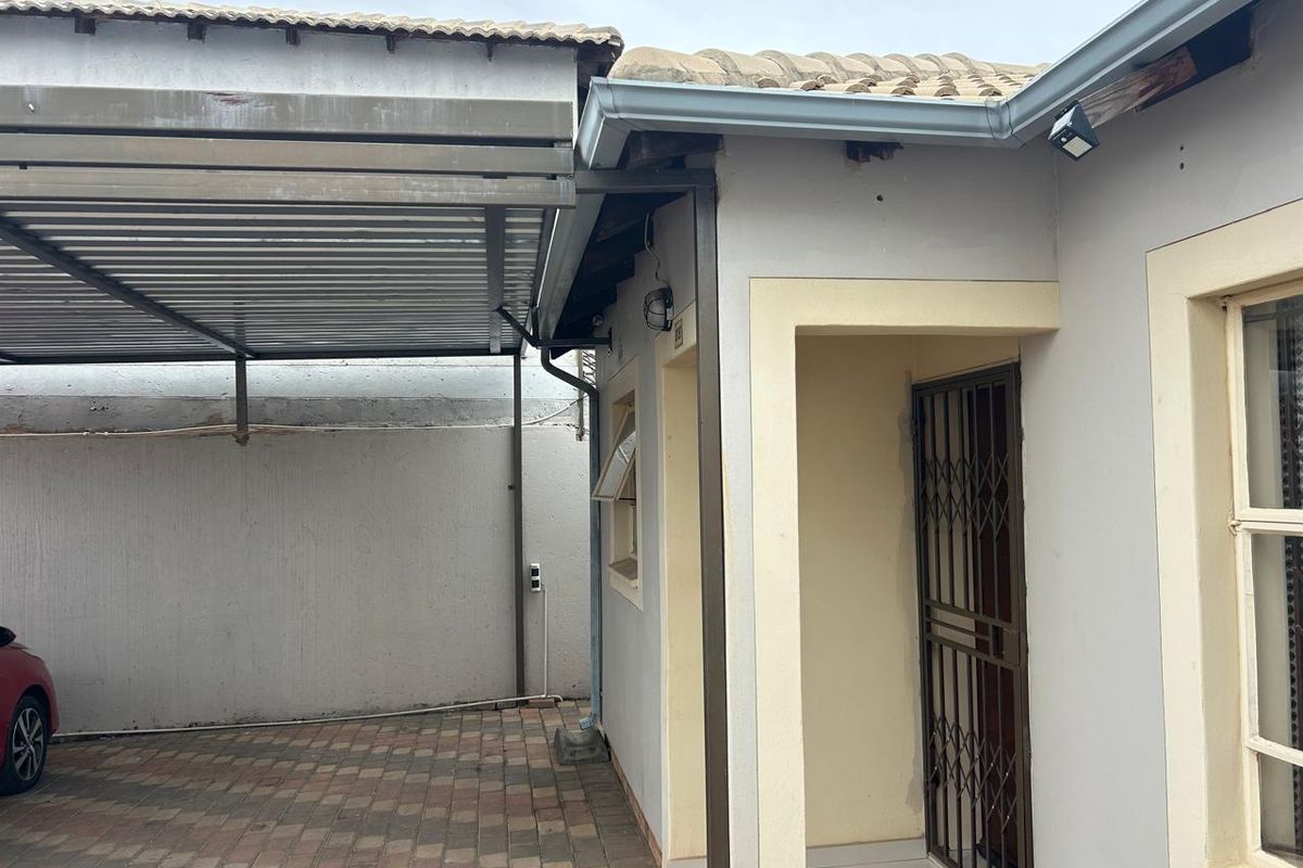 Clayville- R940 000 Neat Family Home - Photo 3