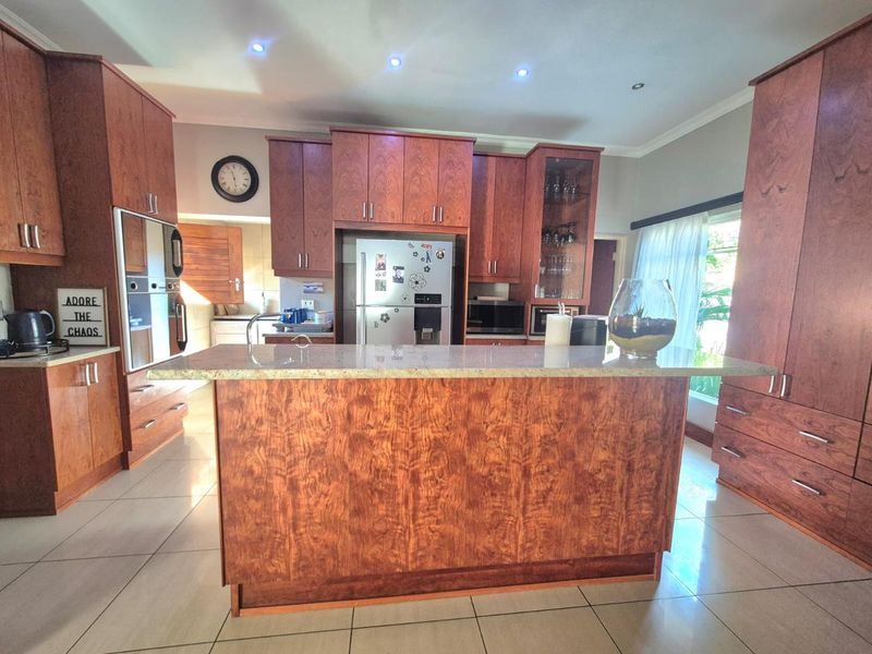 Neat at a pin, spacious family home - Photo 3