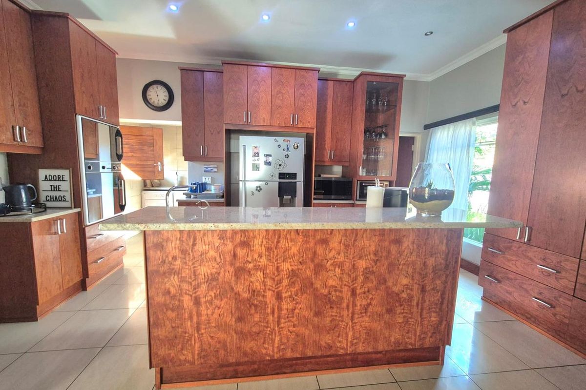Neat at a pin, spacious family home - Photo 3