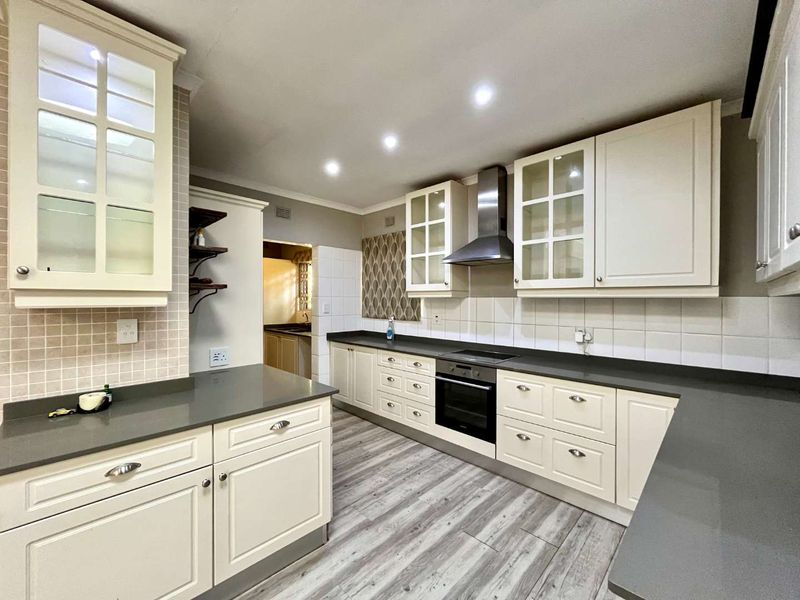 Hidden Gem in Assagay – Spacious Freestanding Home with Cottage & Scenic Views - Photo 9
