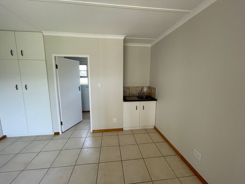 Turnkey Opportunity: Six En-Suite Bachelor Flats with Braai & Communal Area's - Photo 8