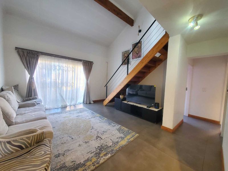 A cosy townhouse with an invertor To Let in Willowbrook - Photo 2