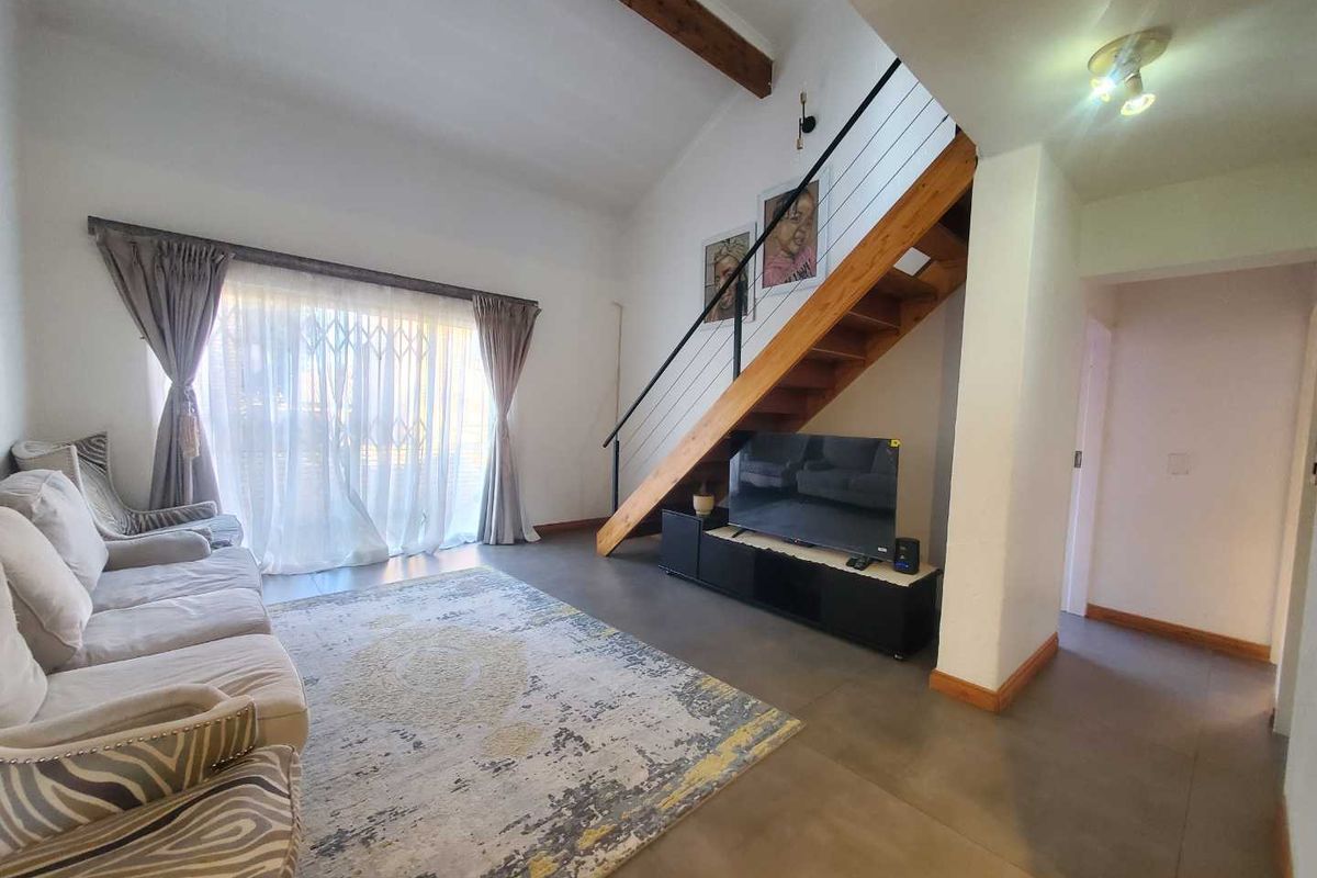 A cosy townhouse with an invertor To Let in Willowbrook - Photo 2