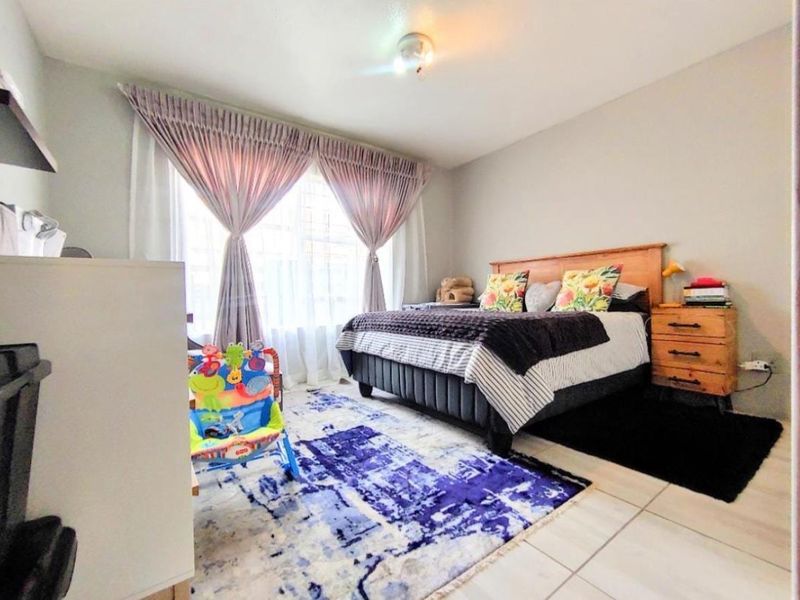 Lovely Ground Floor Unit Now Available For Sale in Malachite Mews. - Photo 4