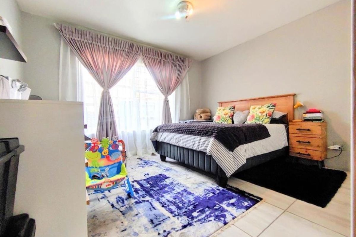 Lovely Ground Floor Unit Now Available For Sale in Malachite Mews. - Photo 4