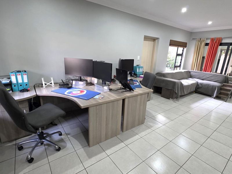 3 Bedroom House in Symphony Park To Rent - Photo 2