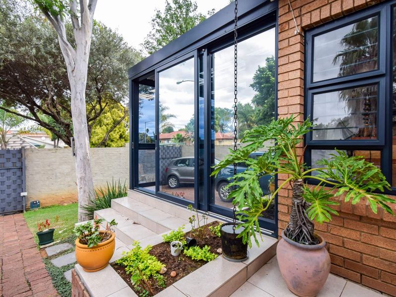 Sleek, modern duet with fine finishes - Garsfontein - Photo 3