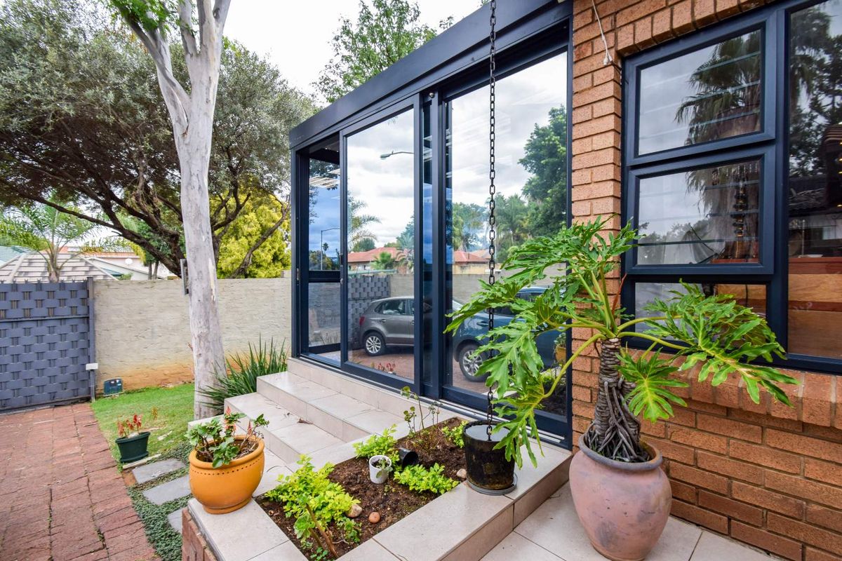 Sleek, modern duet with fine finishes - Garsfontein - Photo 3