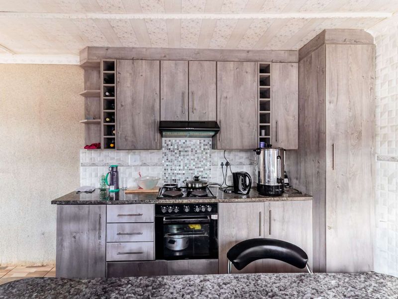 3 Bedroom Modern family home in Kwanobuhle, Uitenhage - Photo 2