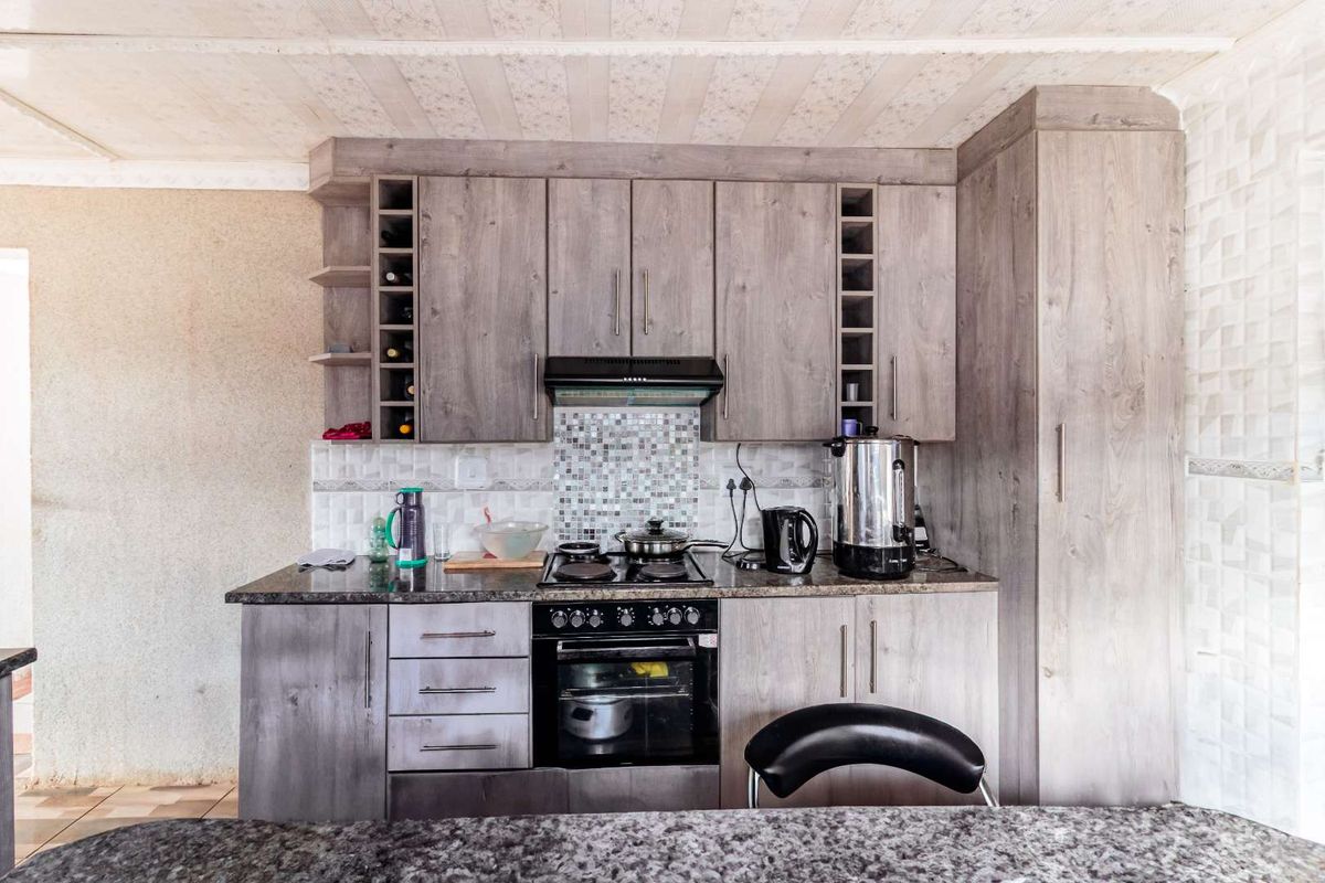 3 Bedroom Modern family home in Kwanobuhle, Uitenhage - Photo 2