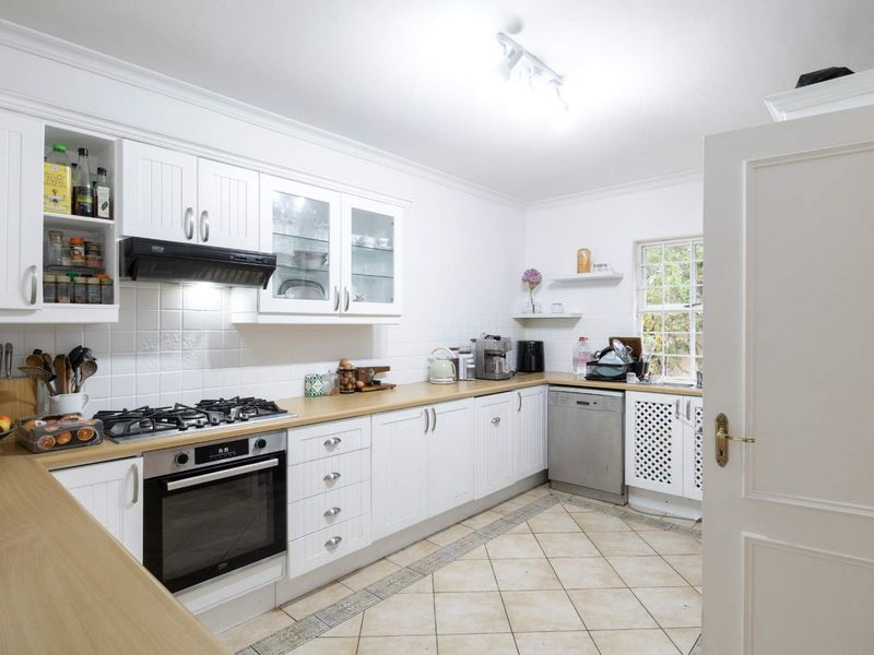 Stylish and Spacious 3-Bedroom Home in Prime Kenilworth Upper - Photo 10