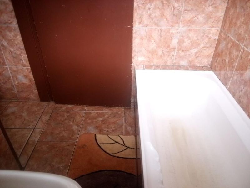 Spacious Living: 3-Bed Gem with No-Fuss Garden! - Photo 6