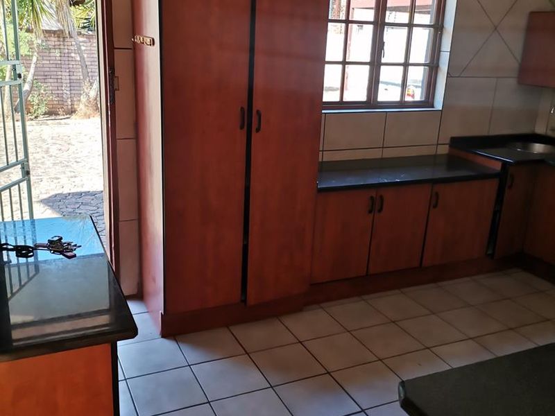HOUSE AVAILABLE IN PRETORIA NORTH : 1 MAY 2026 - Photo 2