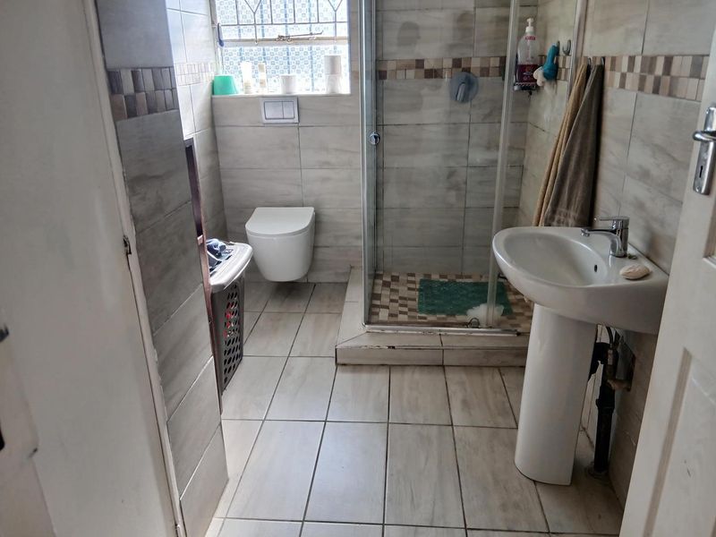 Large family home with 2 granny flats - Photo 10