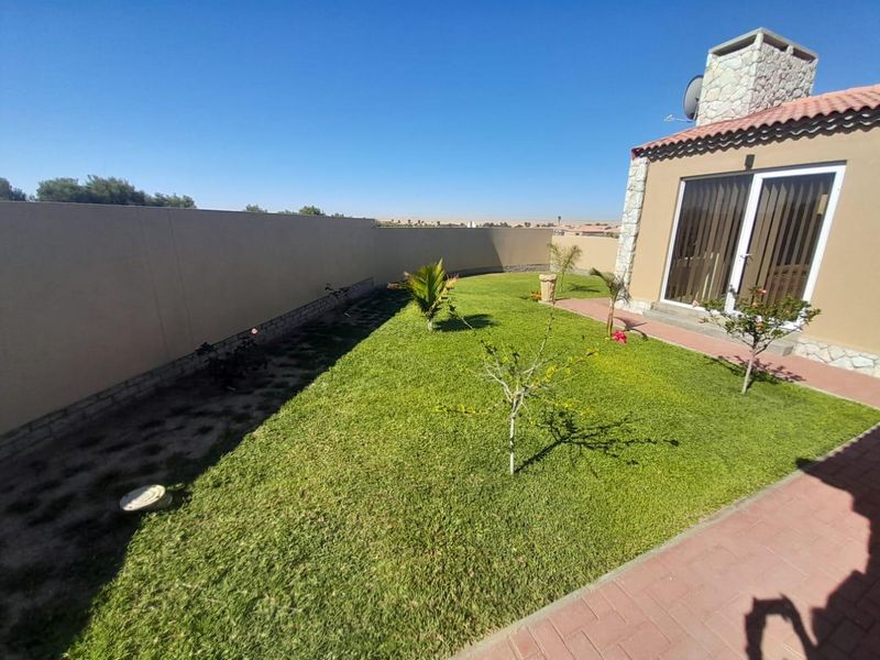 NEW, NEAT AND FRESH FREESTANDING HOUSE! - Photo 10