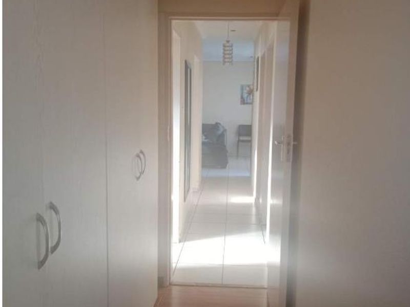 3 Bedroom, 2 Bathroom Simplex To Let - Photo 10