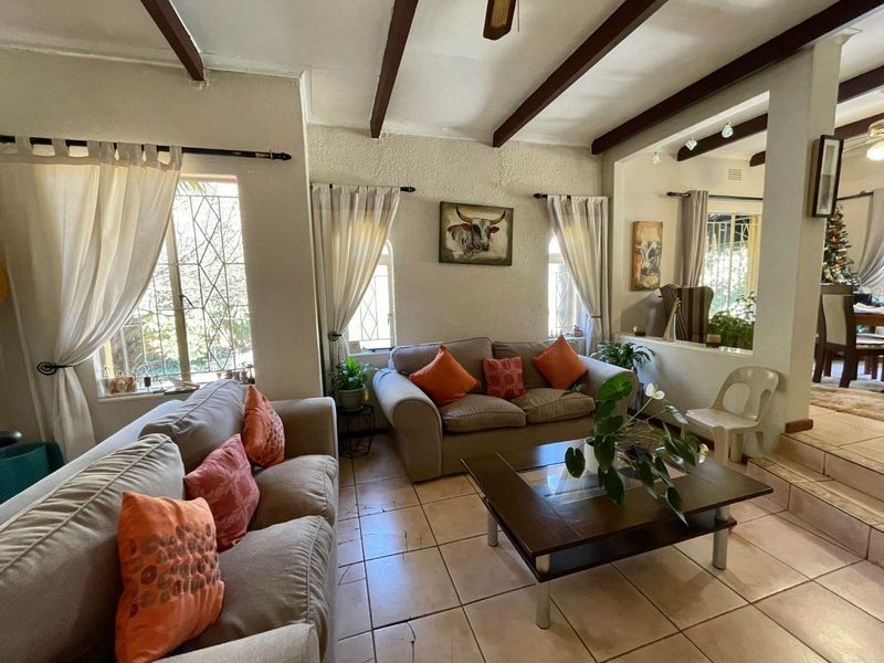 Family home with large garden - Photo 5