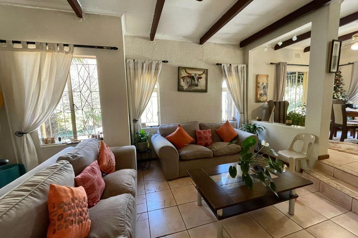 Family home with large garden - Photo 5