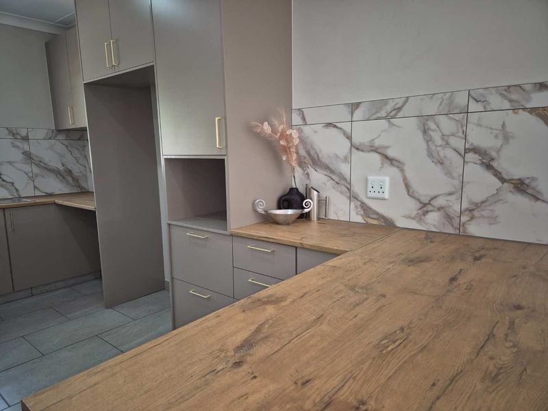 Turnkey Family Home with 2 Income Generating Flats - Perfect Investment - Photo 9