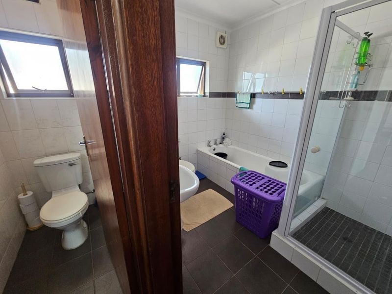 Bright and spacious 3-bedroom unit available in a very popular area on the Bluff! - Photo 9