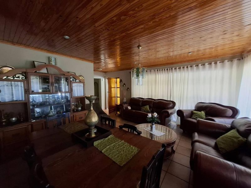🏡 FOR SALE | Pioneerspark 5 -Bedroom House with 1 bedroom Flat – N$ 3,800,000 (Excl Costs) - Photo 2