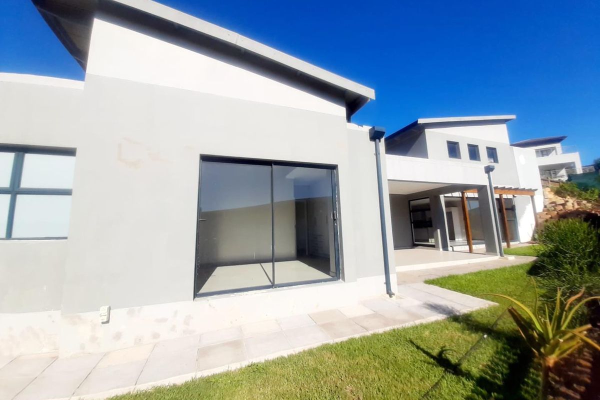 Beautiful Home For Rental in Palm Lakes Estate - Photo 2