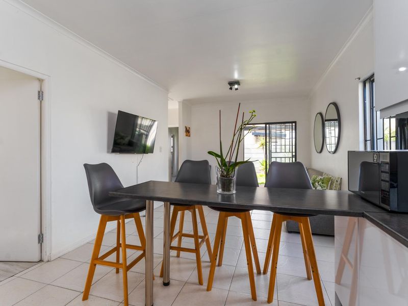 Light-Filled Living in a Secure Muizenberg Estate - Photo 8