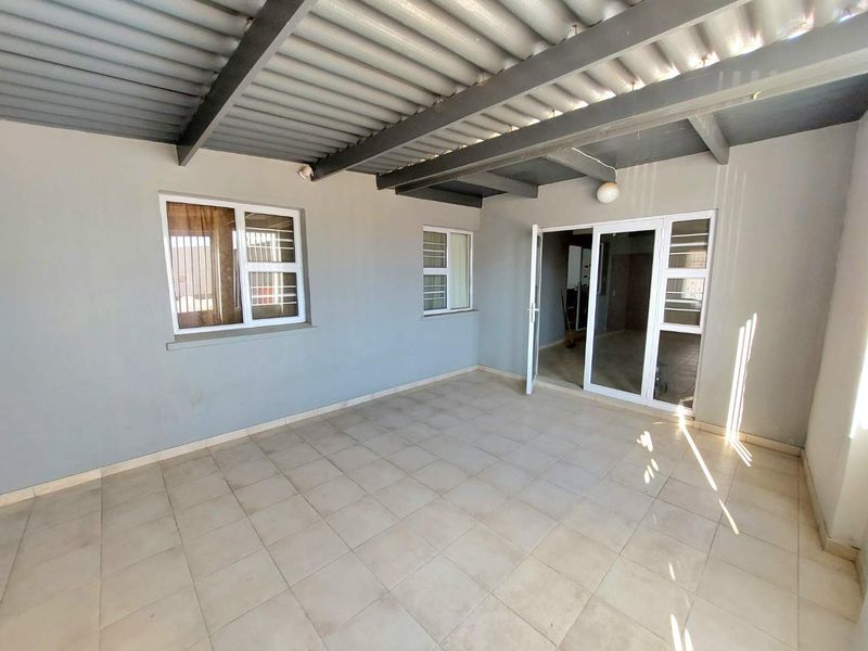 4 Bedroom Coastal Gem - Photo 2