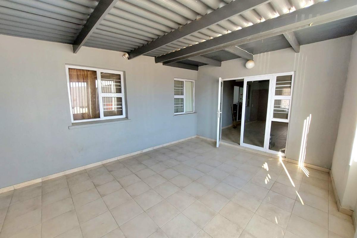 4 Bedroom Coastal Gem - Photo 2