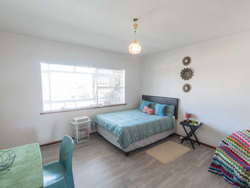 2 bed apartment with enclosed balcony. - Photo 9
