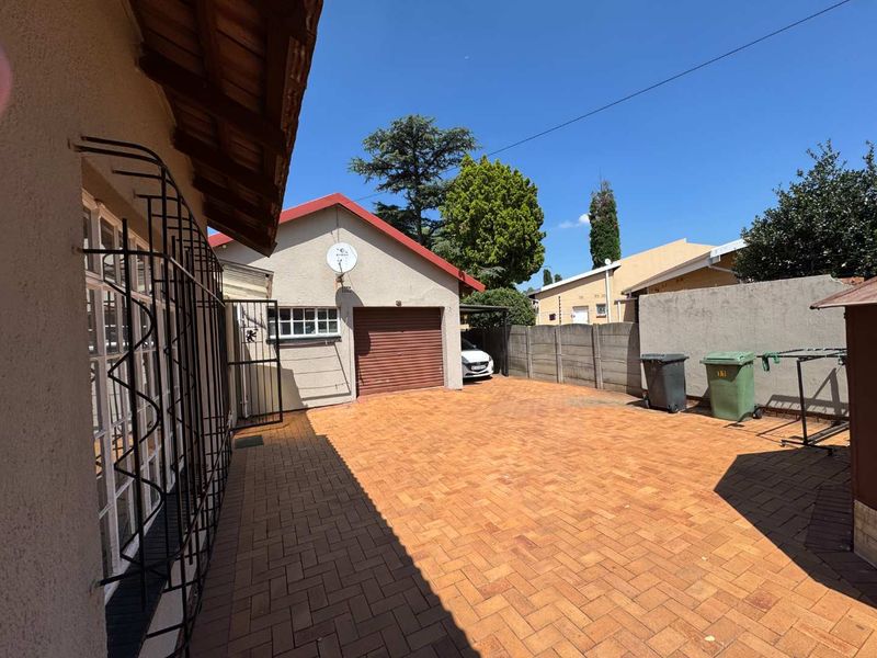 Family Home with 2 Flatlets for Sale - Photo 3