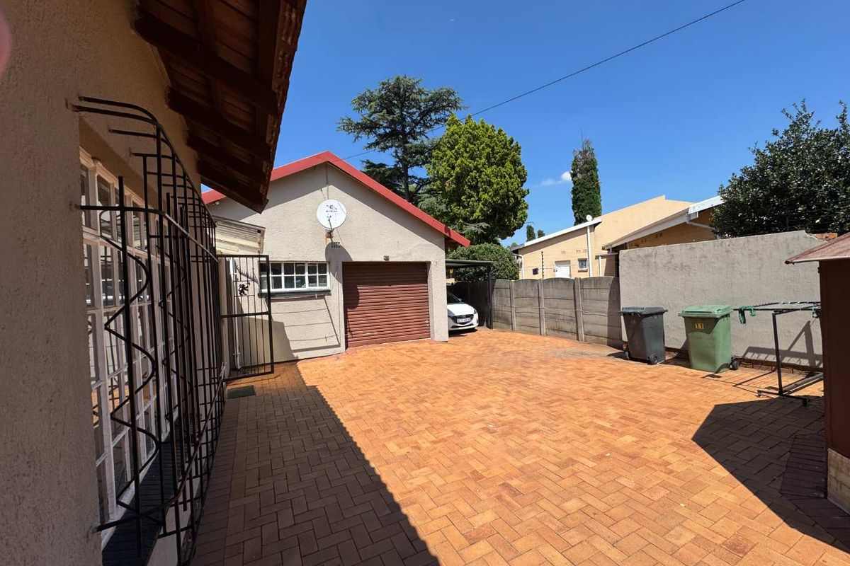 Family Home with 2 Flatlets for Sale - Photo 3