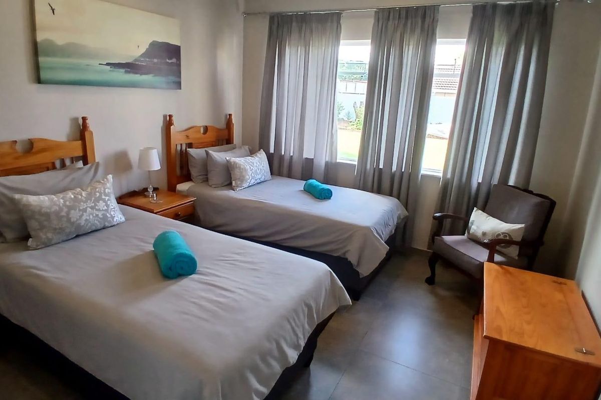 Beautiful 3-bedroom property with 2 flatlets with lots of possibilities - Photo 5