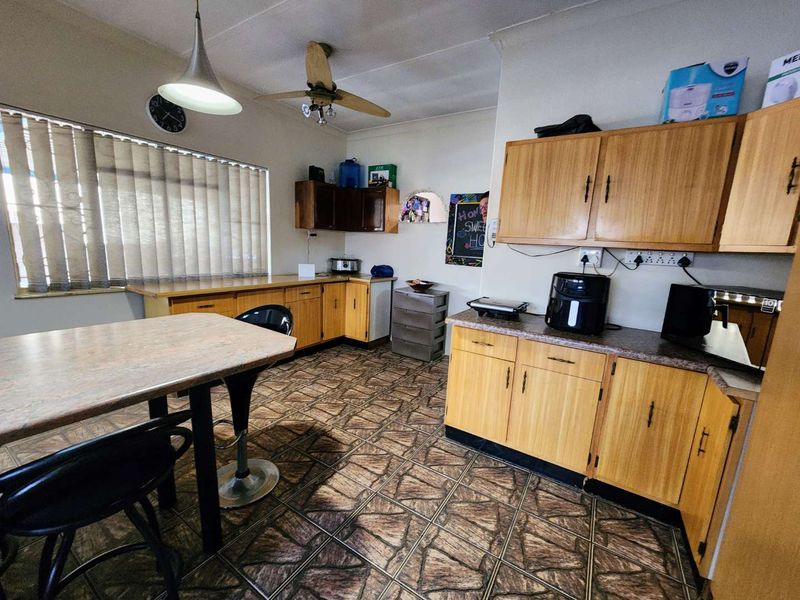 Dual-Living Delight: Large Family Home with Self-Contained Flat - Photo 5