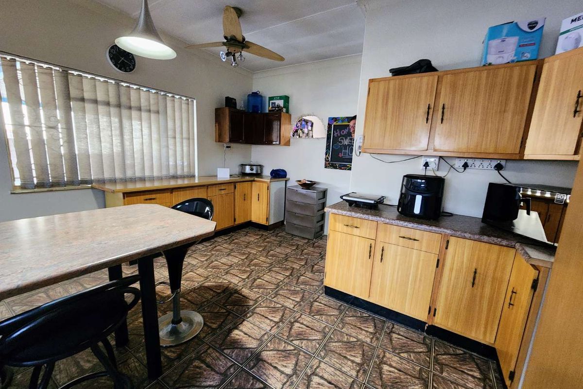 Dual-Living Delight: Large Family Home with Self-Contained Flat - Photo 5