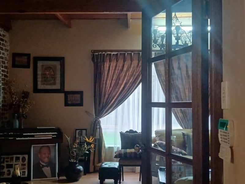 "Spacious Family Haven in Prime Location Awaits!" - Photo 2