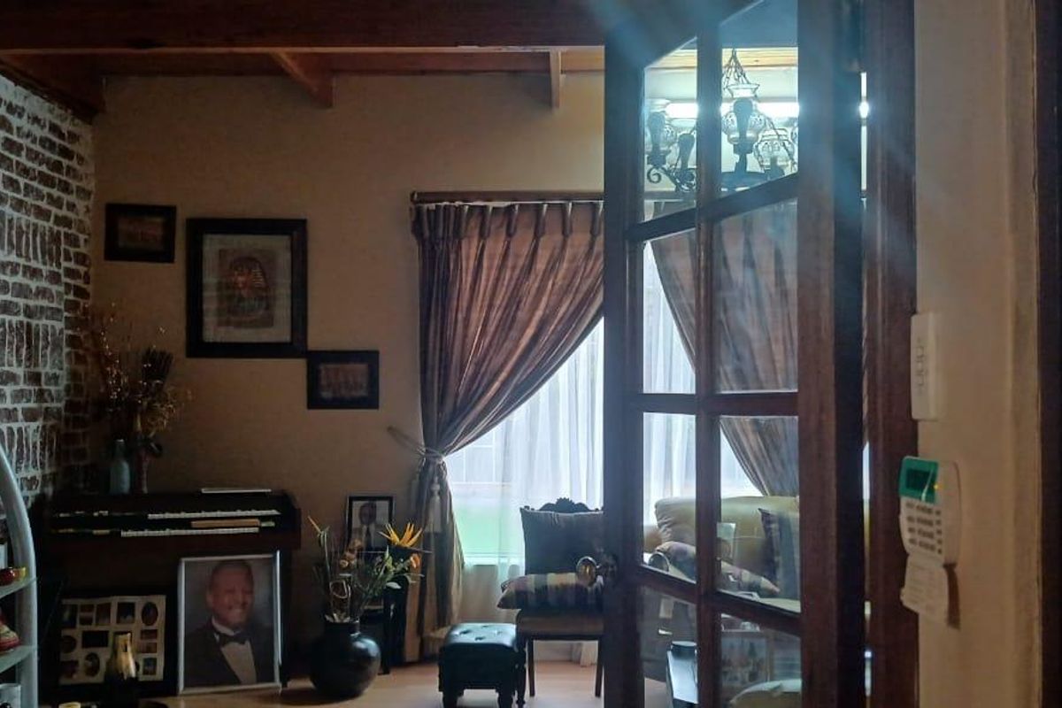 "Spacious Family Haven in Prime Location Awaits!" - Photo 2