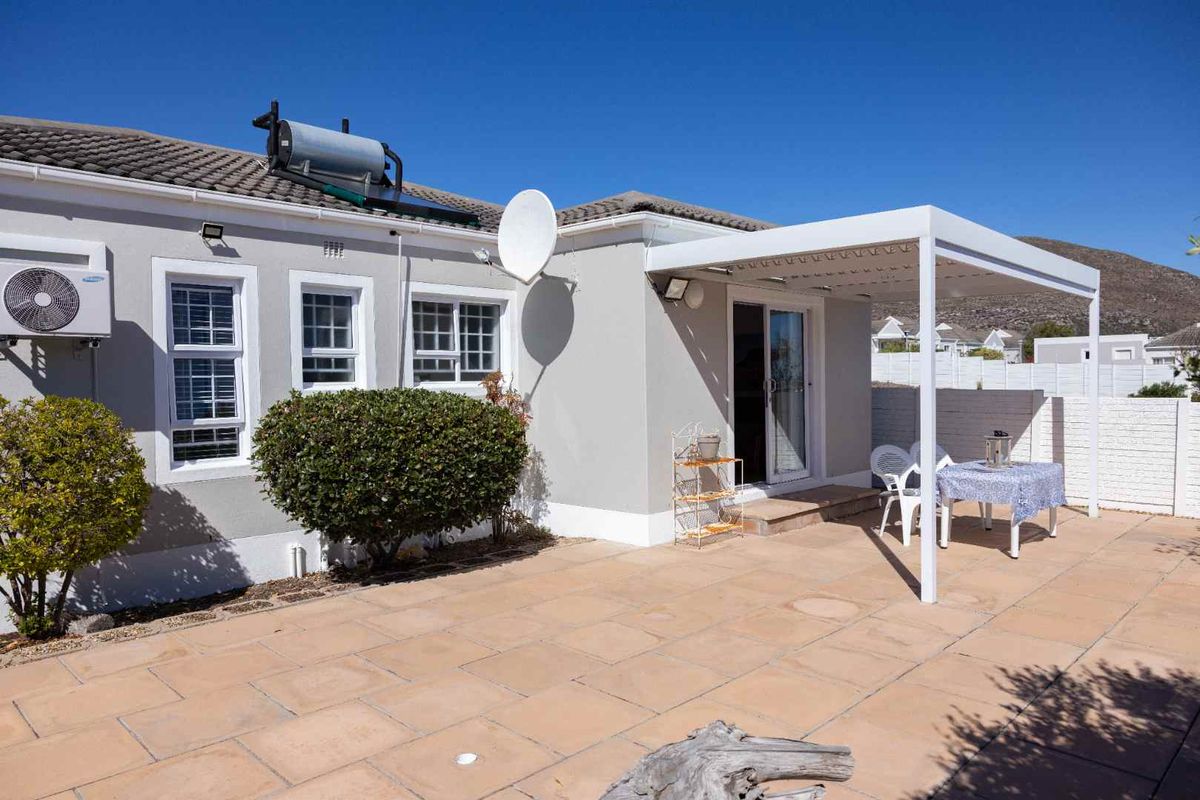 Charming, Secure Living in a Prime Location! - Photo 3