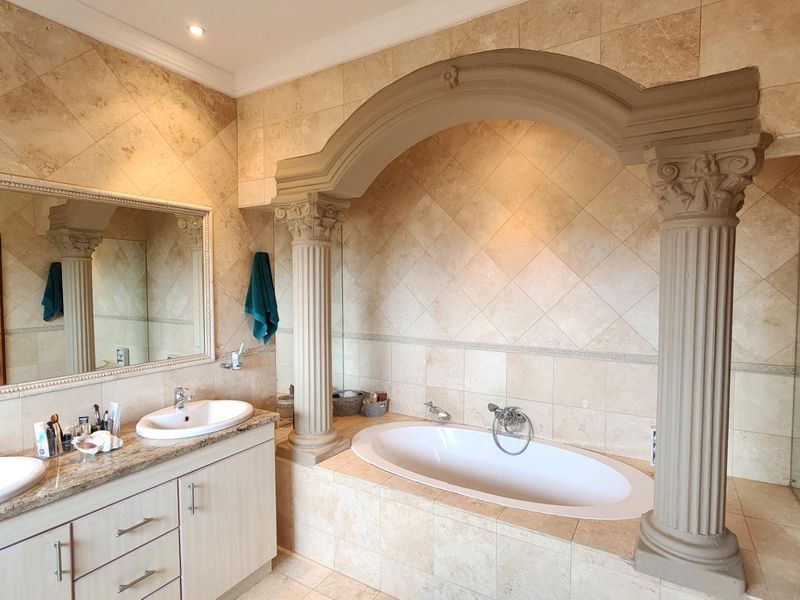 Your Dream Home with Additional Separate 2nd Home in Hartenbos: Luxury, Views, and Space - Photo 7