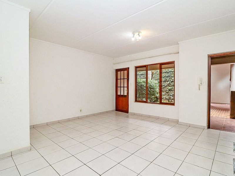 Ideal First Time Buy - Secure Lock-Up and Go Garden Unit. - Photo 5