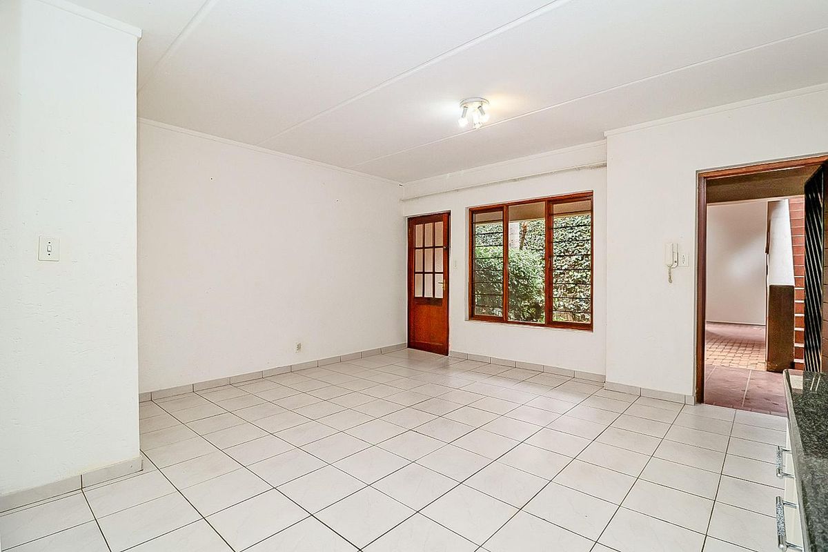 Ideal First Time Buy - Secure Lock-Up and Go Garden Unit. - Photo 5