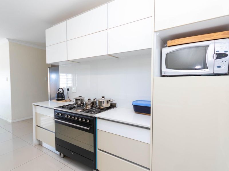Modern 3 Bedroom House - Photo 8