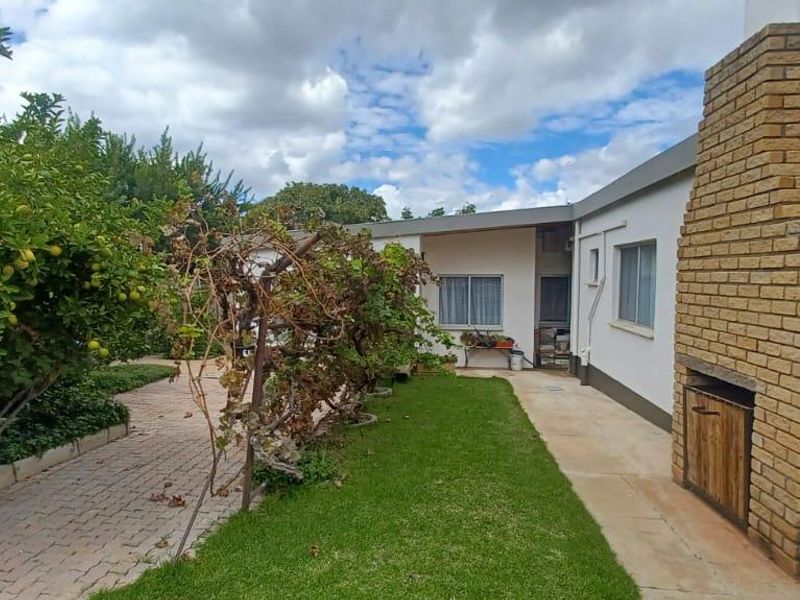 OLYMPIA - Versatile Family Home with Flat & Indoor Pool N$4 990 000 - Photo 3