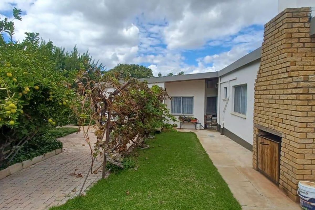 OLYMPIA - Versatile Family Home with Flat & Indoor Pool N$4 990 000 - Photo 3
